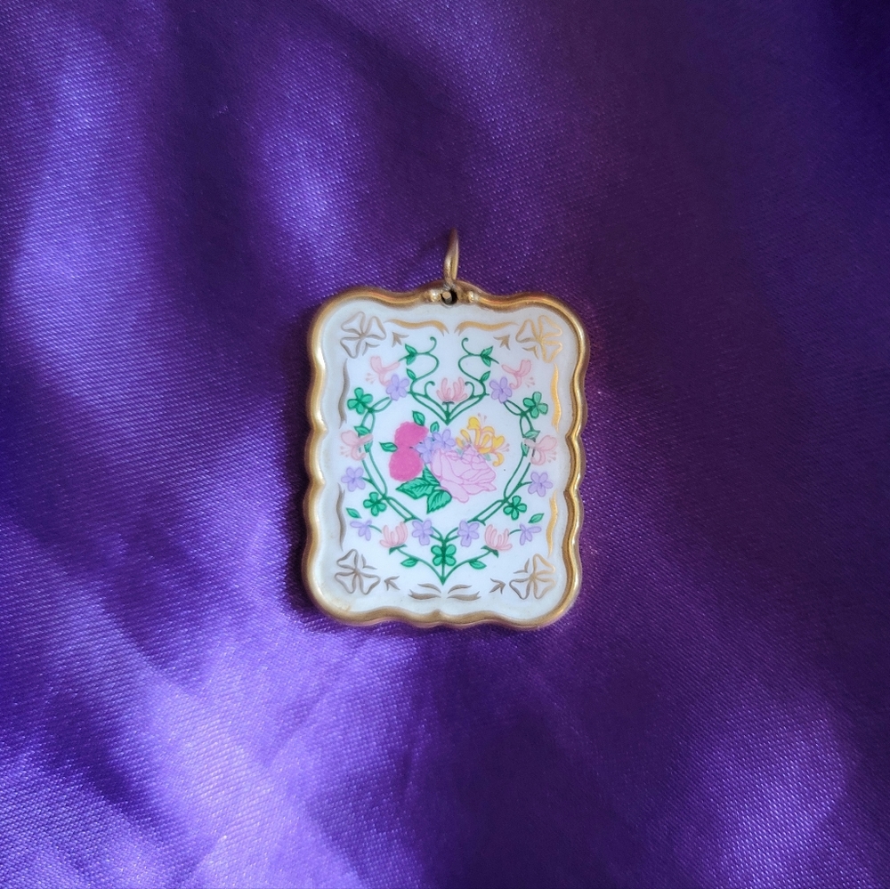 The Franklin Mint Victorian Valentines Day Pendant Porcelain bordered by 24K Gol